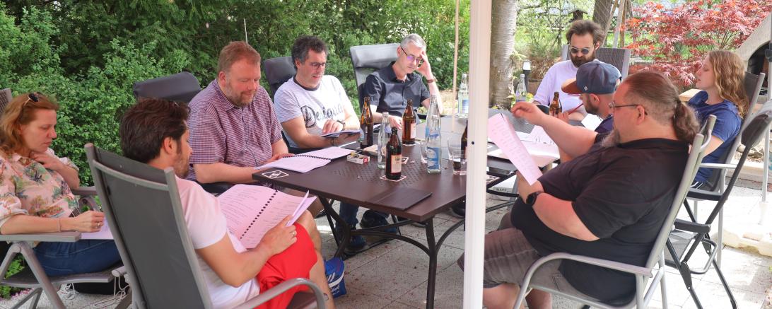 Das Dramatische Ensemble Nördlingen bei ihrer ersten Leseprobe