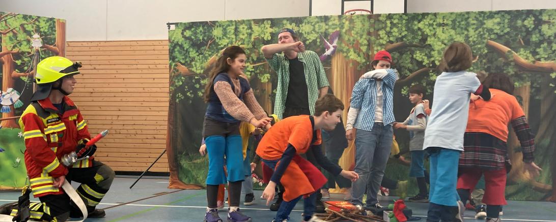 In der Leonhart-Fuchs-Grundschule in Wemding drehte sich am Donnerstag, dem 11.04.24, alles um das Thema Feuer und Feuerwehr. 