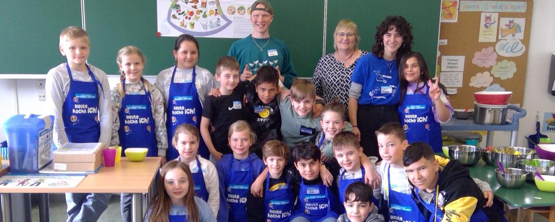 Kinder mit blauen Schürzen