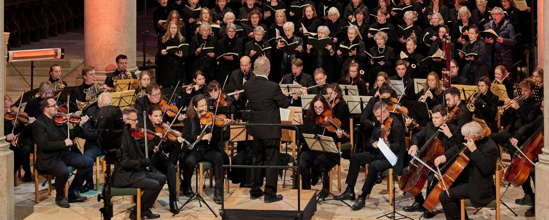 Hier sieht man ein Orchester unter der Leitung von Kirchenmusiker Udo Knauer.