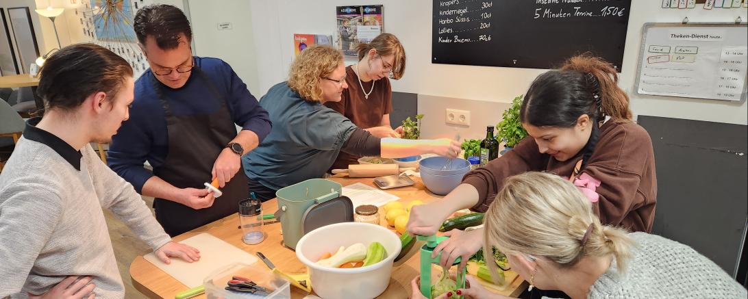 Menschen die Gemüse schneiden