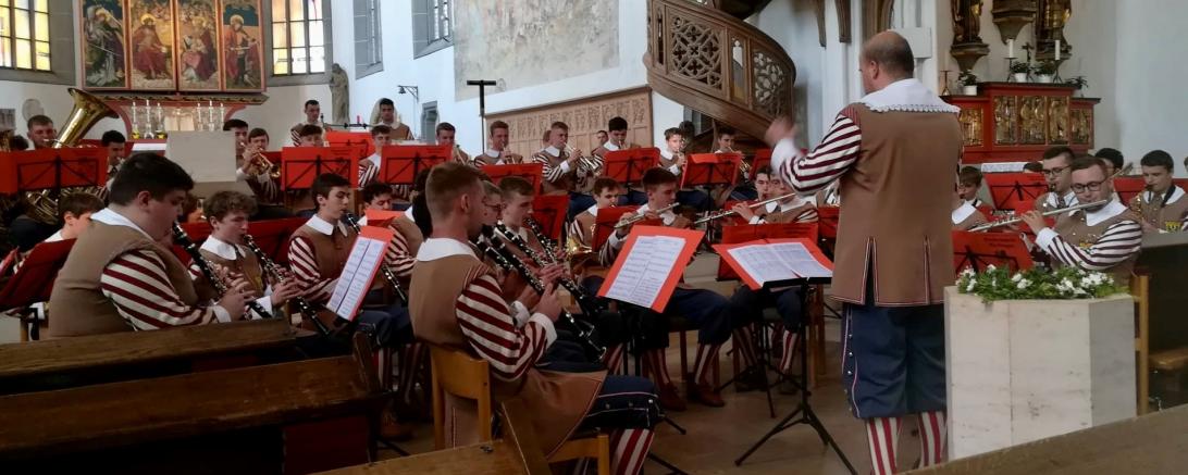 Menschen die Musikinstrumente Spielen