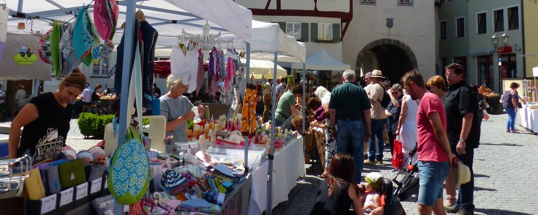 Hier sieht man den Kunsthandwerkmarkt in der Monheimer Altstadt.