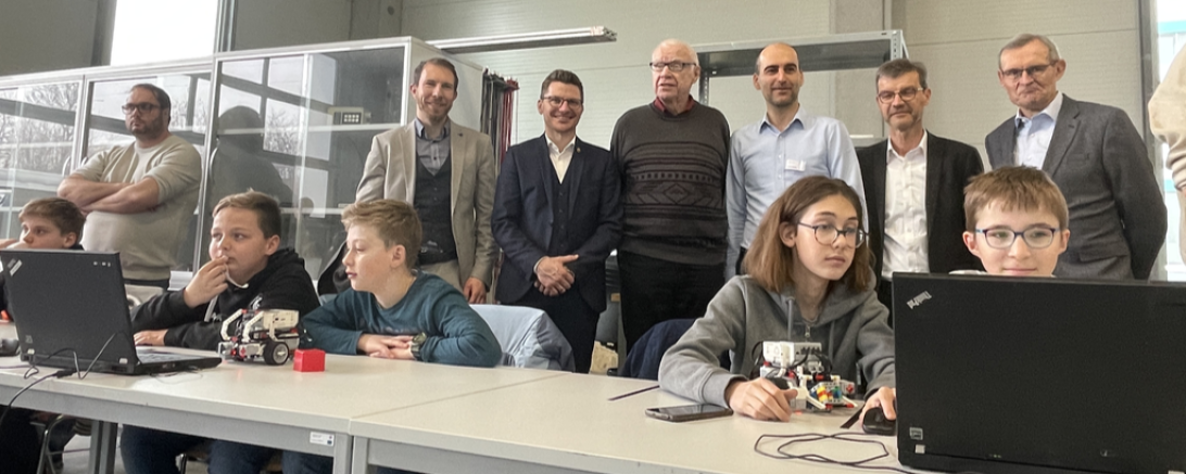 Kinder am Computer, Hinter ihnen stehen die Begleiter