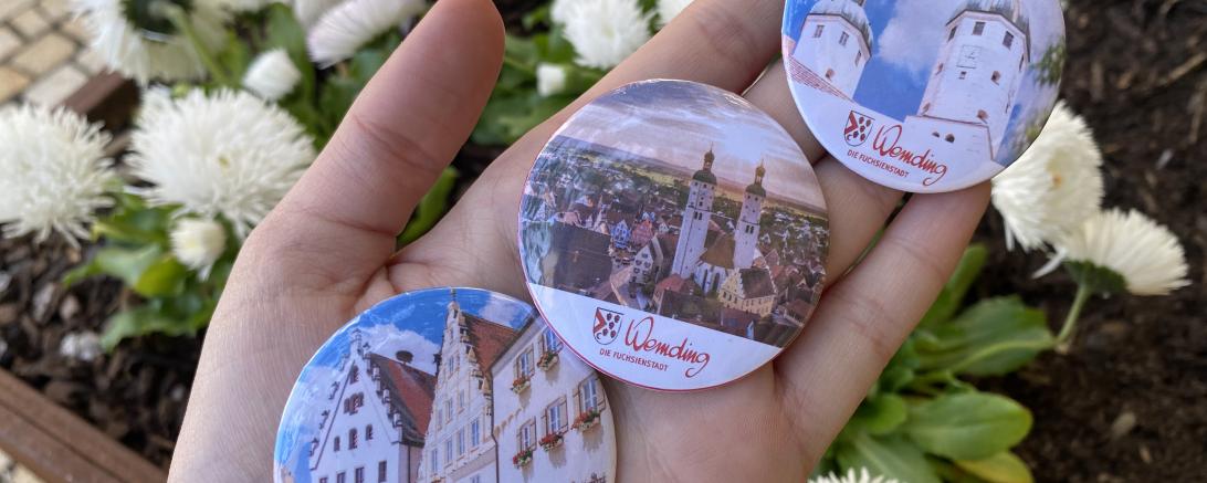 Drei Magnete in einer Hand