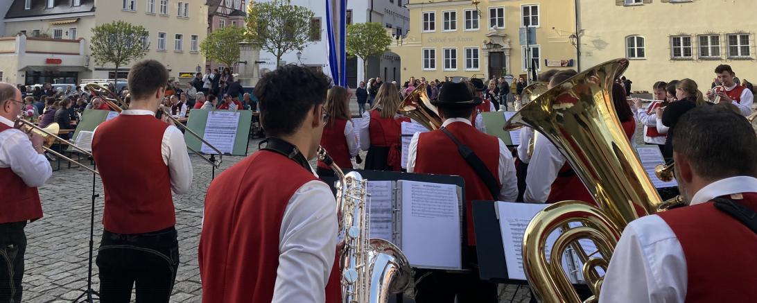 Orchester das Musik Spielt und ein Maibaum