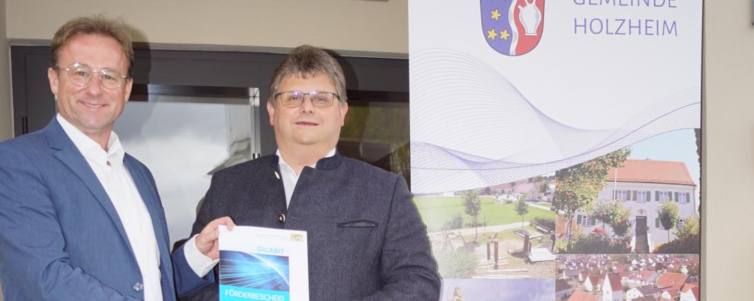 Wolfgang Fackler mit Josef Schmidberger vor der Gemeindeverwaltung