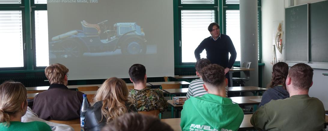 Menschen in einem Klassenzimmer die Sich einen Vortrag anhören