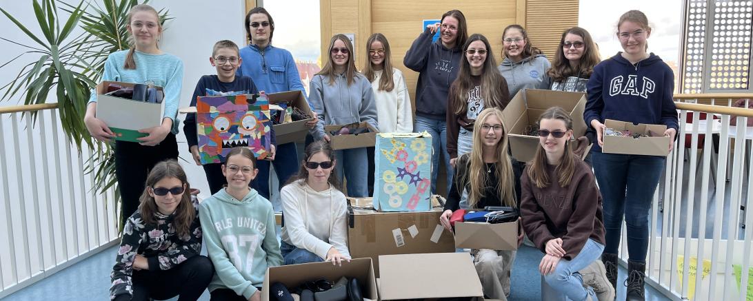Schüler des Theodor-Heuss-Gymnasiums mit den gesammelten Brillen 