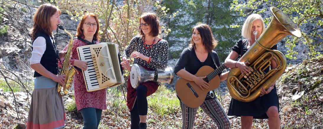 Die 5 Mitglieder von Shalamazl mit ihren Instrumenten