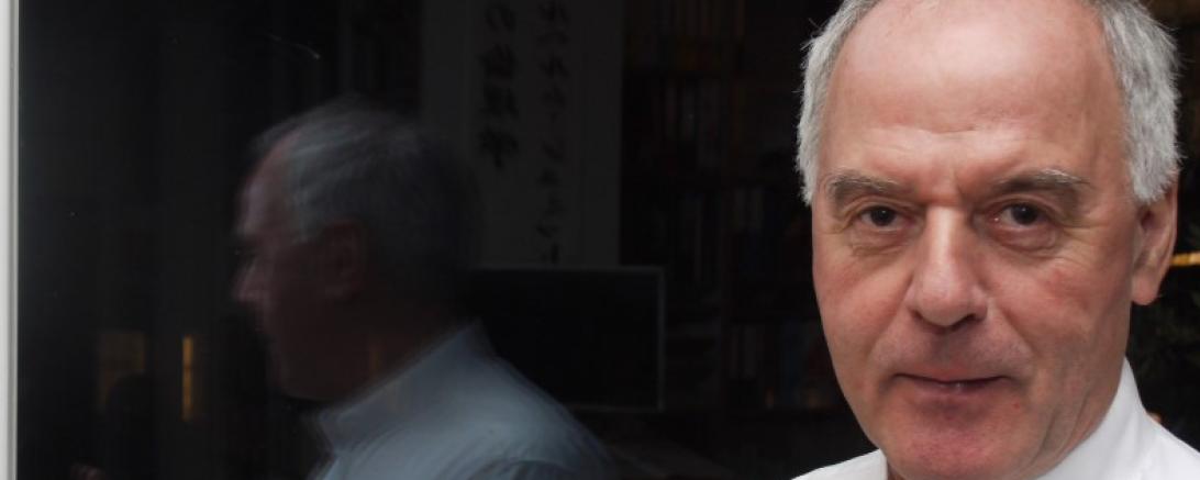 Man mit Weißem Hemd der in die Kamera schaut