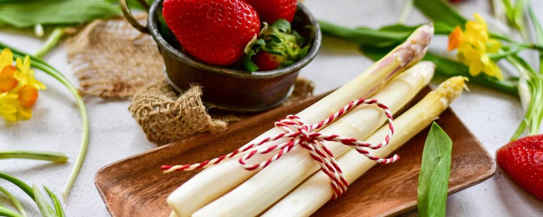 Spargel und Erdbeeren 