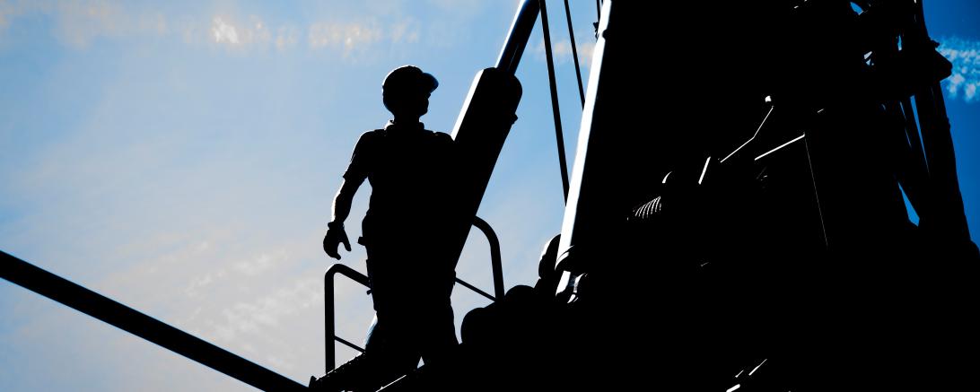 Mensch, Maschine und Sonne: Jobs unter freiem Himmel sind gefährlich. UV-Strahlung und Hitze werden fast immer unterschätzt, warnt die IG BAU Schwaben zum Workers‘ Memoral Day. Der internationale Gedenktag erinnert am kommenden Sonntag an die Menschen, die der Job krank gemacht hat oder die bei der Arbeit sogar ihr Leben verloren haben.