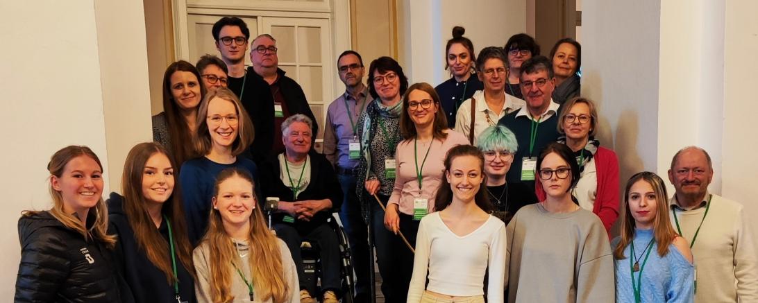 Das Bild zeigt die Besuchsgruppe gemeinsam mit MdL Eva Lettenbauer