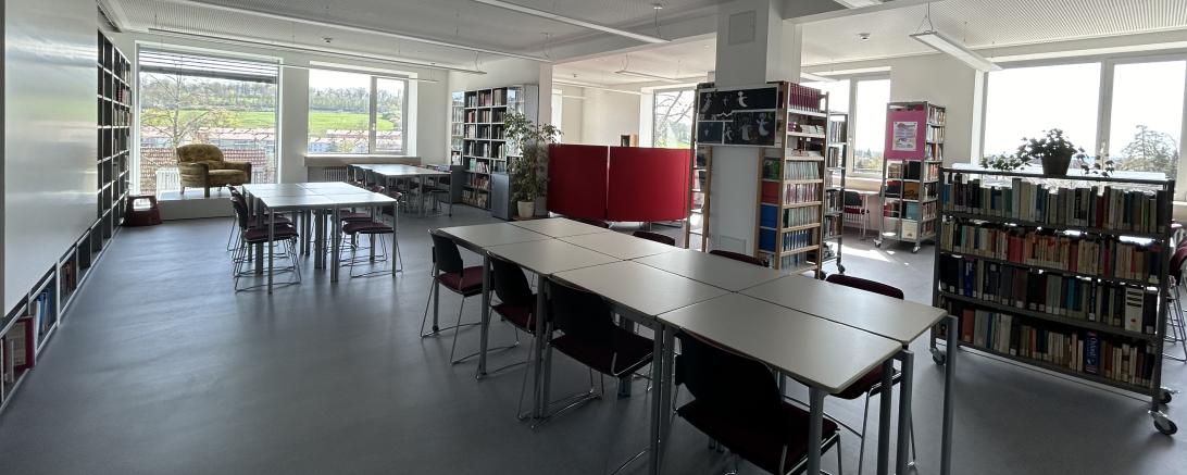 Im Zuge der Sanierungsmaßnahmen bekamen die Oberstufenschüler*innen eine neue Bibliothek – samt moderner Technik und hervorragendem Ausblick.