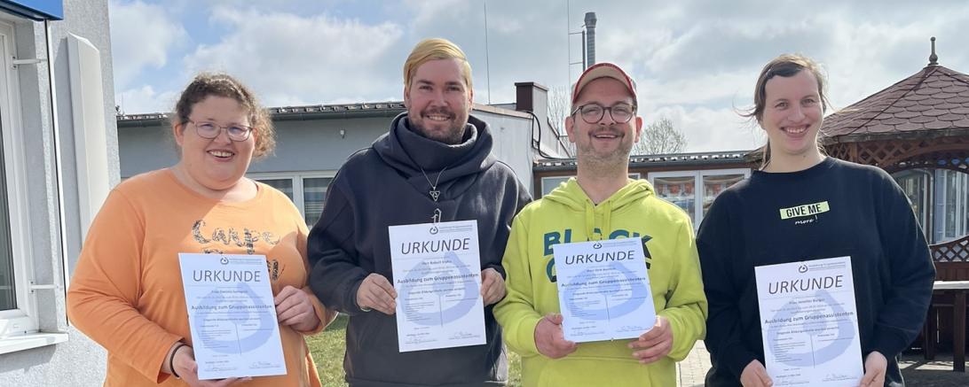 Das Bild zeigt die vier neuen GruppenassistentInnen v.ln.r.: Daniela Gerngroß, Robert Stahn, Dirk Kunisch, Jennifer Burger 