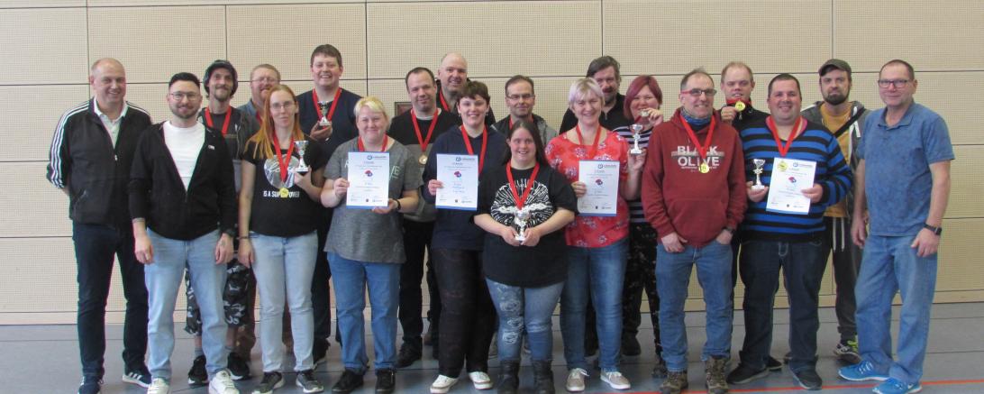 Die fünf erfolgreichen Lebenshilfe-Tischtennisteams und ihre stolzen Trainer.