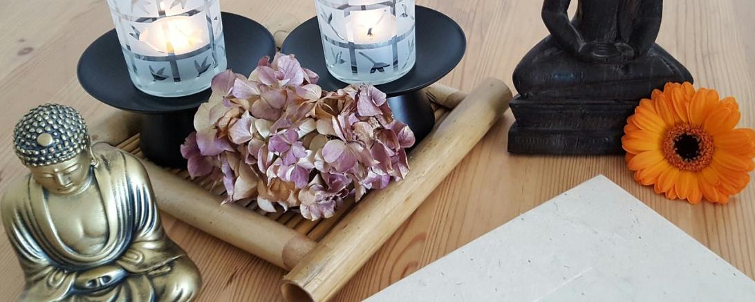 Tisch auf dem Sachen stehen