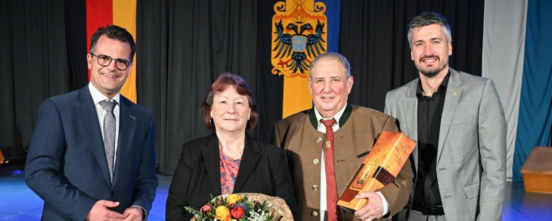 Das Ehepaar Schnell wurde auf de Donauwörther Sportgala ausgezeichnet. Auf dem Bild sind außerdem Oberbürgermeister Jürgen Sorré und Jonathan Schädle zu sehen.