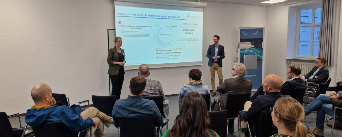 Mehrmals im Jahr treffen sich die Forschenden am TTZ Data Analytics der Technischen Hochschule Augsburg in Donauwörth mit regionalen Unternehmen, um über aktuelle Themen zu sprechen.