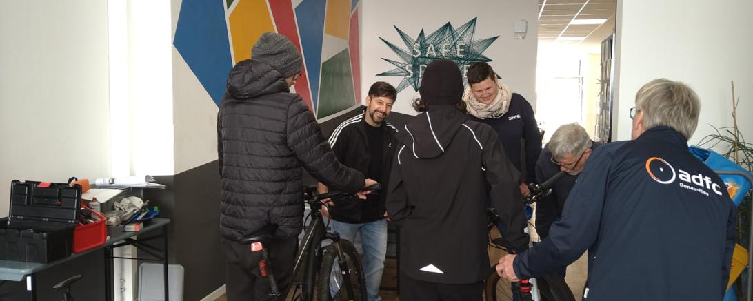 Steffi vom KJR und Yasin folgen ganz interessiert den Ausführungen der ADFC’ler.