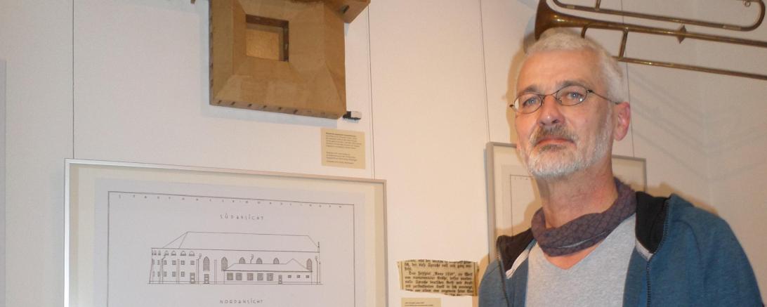 Der Nördlinger Steinmetz Ulrich Kling beschäftigte sich in den Jahren der Corona-Pandemie mit historischen Bauwerken seiner Heimatstadt. Ein selbstgefertigtes Modell des nie gebauten Festspielhauses nach Plänen des Münchner Architekten Theodor Fischer (1862-1938) stellte er dem Stadtmuseum für die diesjährige Sonderausstellung zur Verfügung.