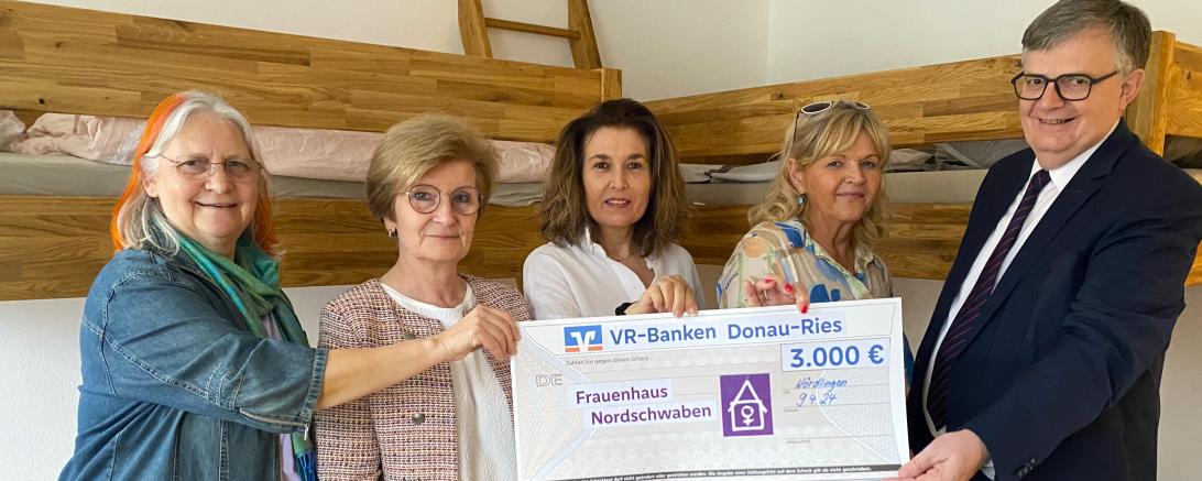 3000 Euro spenden die VR-Banken für das neue Frauenhaus: vlnr Erste Vorsitzende Maja Pauer und ihre Vorstandskolleginnen Ursula Kneißl-Eder, Karin Mener und Traudi Kappeler mit Paul Ritter von den Volksbanken Raiffeisenbanken im Landkreis 