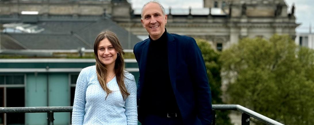 Christoph Schmid, MdB mit der Girls´Day-Teilnehmerin Sara