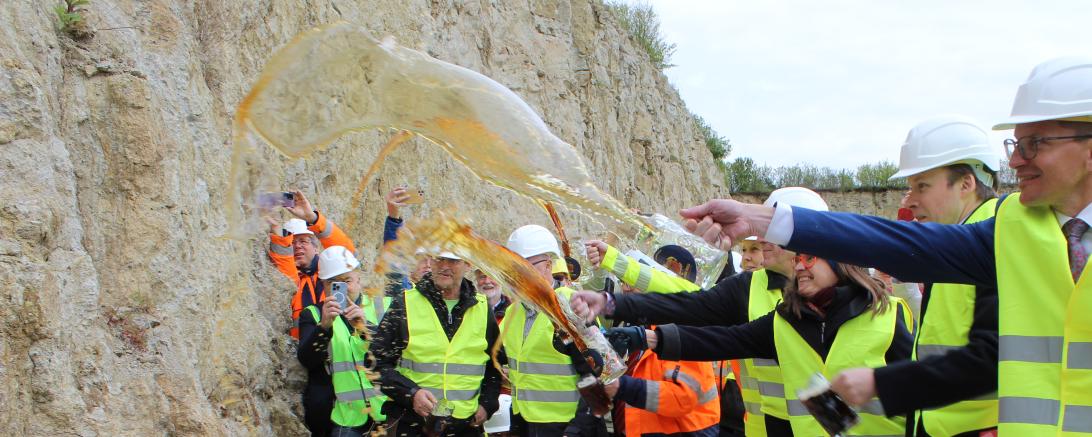 Biertaufe für den Suevit im Steinbruch Aumühle. 