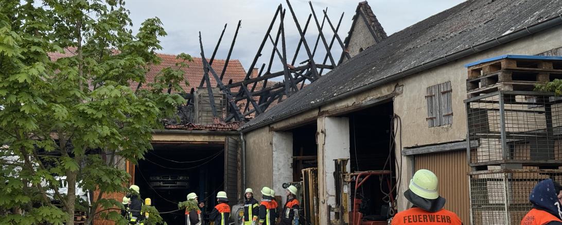 Das Bild zeigt die niedergebrannte Scheune.