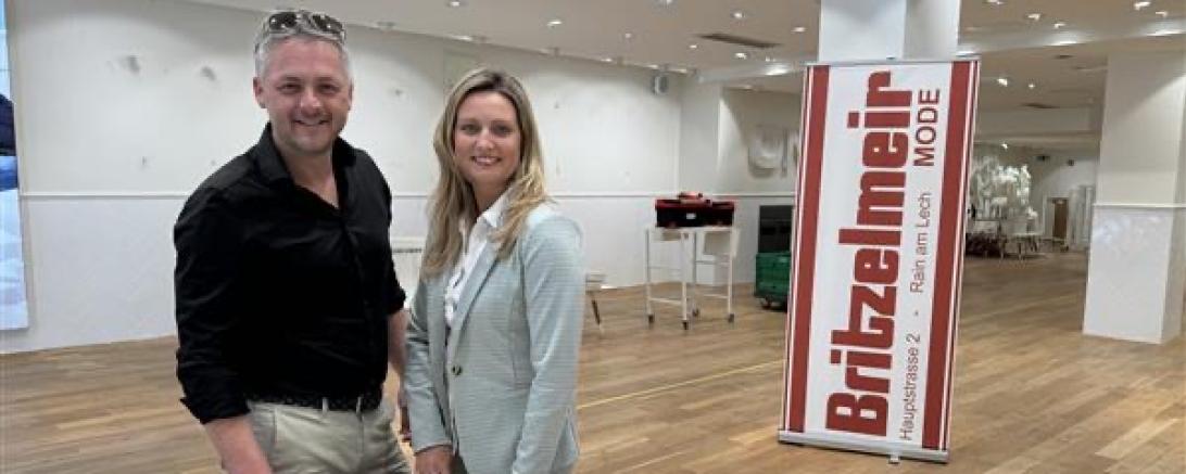 Florian und Julia Britzelmeir in den neuen Räumlichkeiten bei der Auswahl der Tapeten.