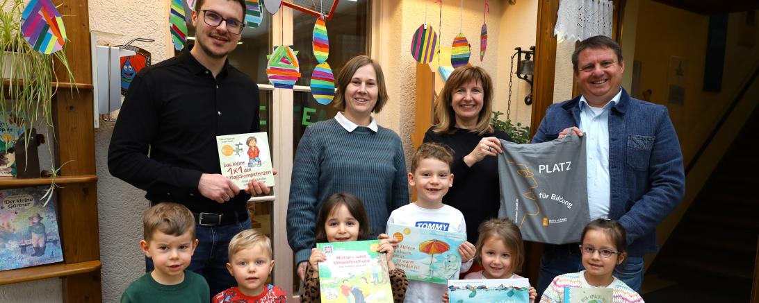 Johann Vanurka (Sachbearbeiter Kita bei der Stadt Donauwörth), Britta Hönle (Verantwortliche der Sprach-Kita im Schneegarten), Gabriele Vaas (Leiterin der städtischen Kindergärten) und Michael Smischek (LEW Kommunalbetreuer) mit Kindern des Schneegartens.