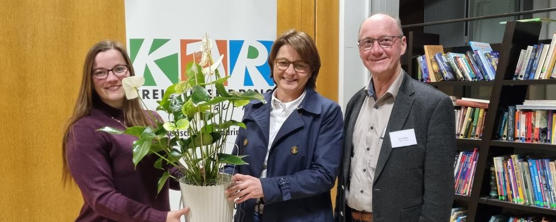 Auf dem Bild von Links nach rechts: KJR-Vorsitzende Teresa Lill, Jugendamtsleiterin Irene Allmannsberger, stellv. Landrat Erwin Seiler