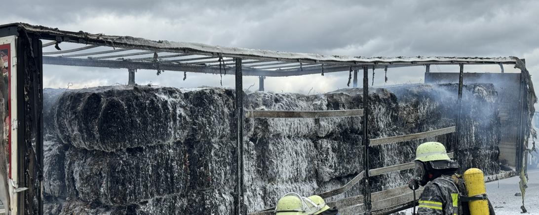 Durch eine Reifenpanne fing die Lkw-Ladung Feuer. 