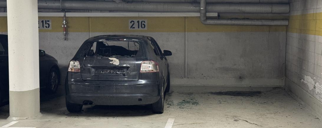 Im Donauwörther Münsterparkhaus geriet ein geparktes Auto in Brand. 