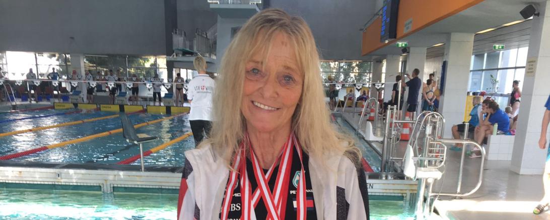 Hier sieht man Claudia Koch mit ihren Medaillen in Wien.