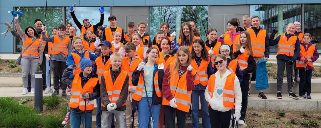 Lehrer und Schüler des Theodor-Heuss-Gymnasiums Nördlingen freuten sich gleichermaßen über die erfolgreiche Müllsammelaktion