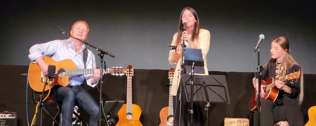 Peter Maklar, Laura Klötzl und Christine Biolek eroberten die Herzen des Publikums im B+ Zentrum Blossenau mit ihrer besonderen Interpretation bekannter Songs.