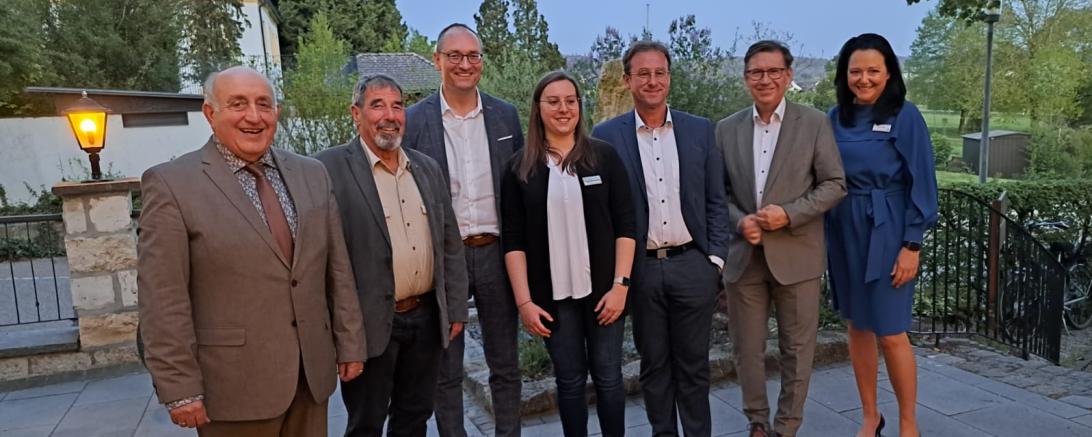 Gottfried Hänsel (Vorsitzender Ambulanter Krankenpflegeverein e.V.), Dr. Christian Alex (Vorsitzender des Gesundheits- und Pflegepolitischen Arbeitskreises der CSU), MdL Bernhard Seidenath (Vorsitzender des Landtagsausschusses für Gesundheit, Pflege und Prävention), Julia Lux (Gesundheitsregionplus Donau-Ries), MdL Wolfgang Fackler, Landrat Stefan Rößle und Heike Meyr (Landratsamt Donau-Ries)
