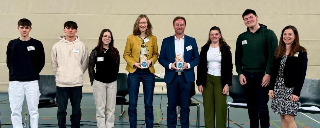 Die beiden Landtagsabgeordneten Eva Lettenbauer (Bündnis 90 / Die Grünen) und Wolfgang Fackler (CSU) freuen sich zusammen mit den Schülerinnen und Schülern der 10. Klassen und ihrer Lehrerin Verena Obel über eine erfolgreiche Podiumsdiskussion. 