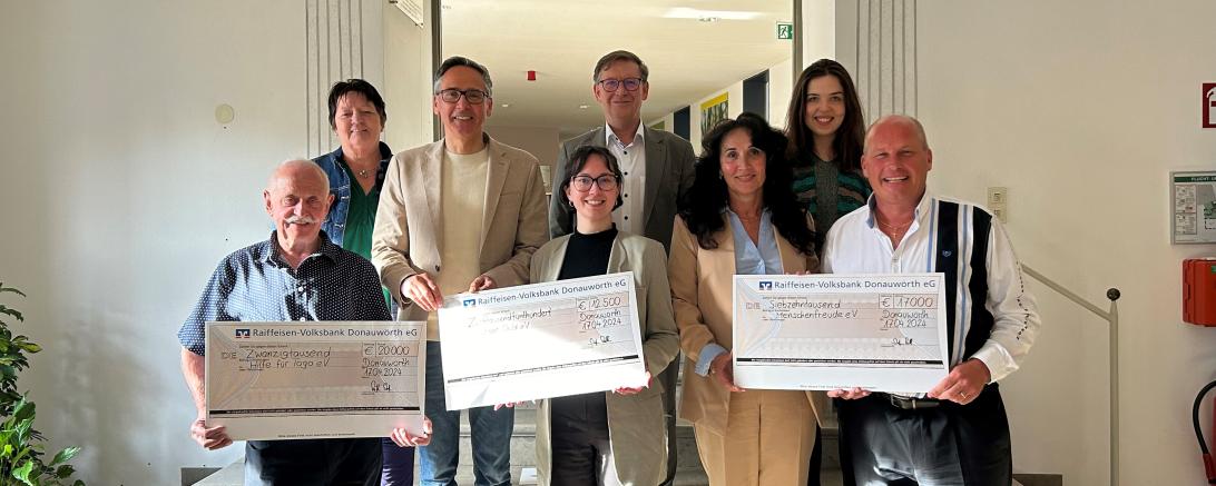 Landrat Stefan Rößle sammelte anlässlich seines runden Geburtstages Spenden für seine Initiative "1000 Schulen für unsere Welt". Drei Organisationen freuten sich über die Spenden. Auf dem Bild zu sehen (von links): Anton und Barbara Weber (Hilfe für Togo e.V.", Clifton Rajesh Grover, Simone Inhofer (beide Streetchild e.V.), Landrat Stefan Rößle, Ramona Ruf (Koordinatiorin Kommunale Entwicklungszusammenarbeit Landratsamt Donau-Ries), Pia Eberlein und Jürgen Perteck (beide Menschenfreude e.V.)