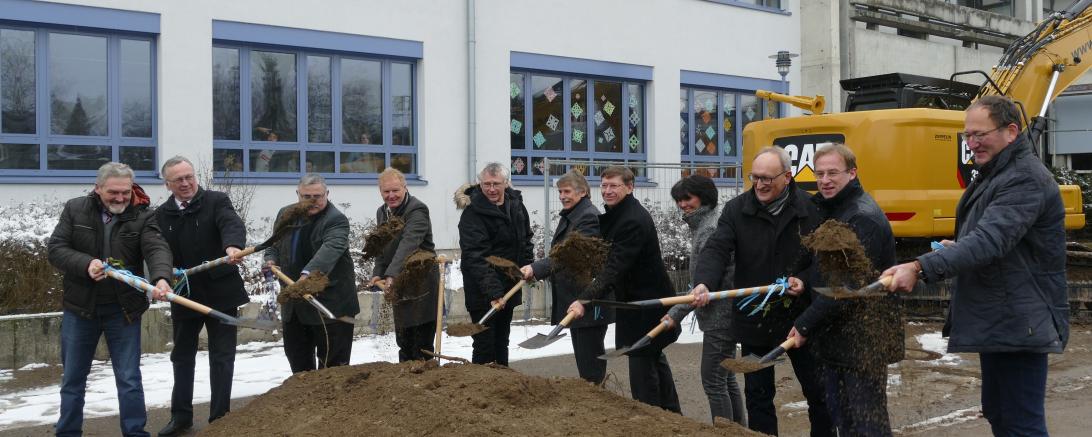 Das Schulzentrum Rain ist mit Gesamtkosten von 57 Millionen Euro die teuerste Schulbaumaßnahme in der Geschichte des Landkreises. Auf dem Bild zu sehen beim Spatenstich im Februar 2019: Gerhard Pfi tzmaier (Ehem. Bürgermeister Münster), Robert Ruttmann (Ehem. Bürgermeister Holzheim), Bauleiter Günter Diethei, Architekt Wolfgang Obel, Gerhard Martin (Ehem. Bürgermeister Rain), Landrat Stefan Rößle, Rektorin der Gebrüder-Lachner-Mittelschule Christina Ost, Gerhard Härpfer (Ehem. Realschulleiter) und Landtagsa