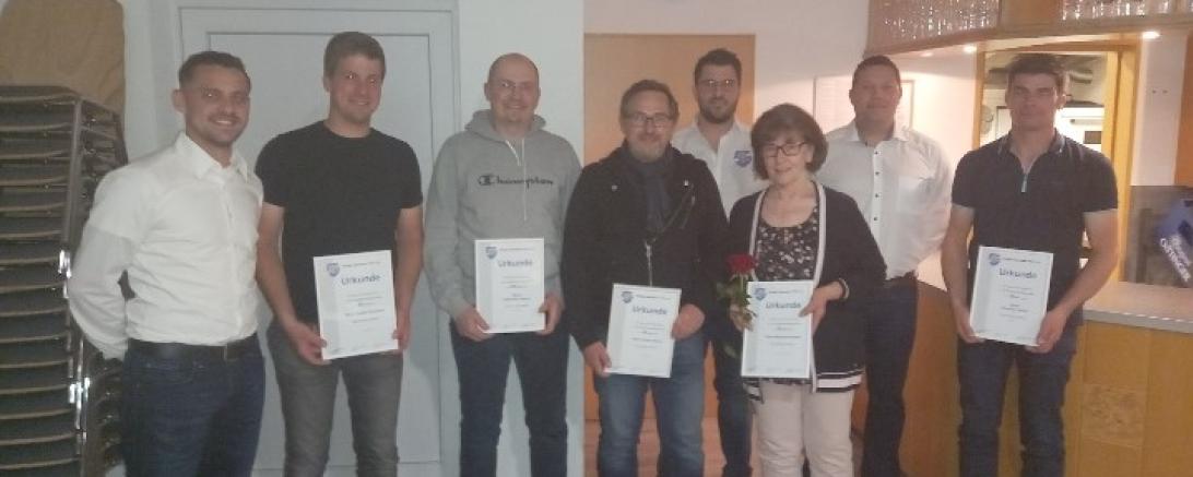 Das Bild zeigt Ehrenamtsbeauftragten Manuel Wunder, Daniel Schabert, Johannes Hagner, Peter Wurm, Verwaltungsvorstand Fabian Göttler, Waltraud Heinle, Sportvorstand Andre Kahler und Christian Heinle.