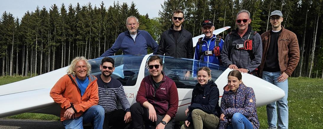 Die Teilnehmenden des VHS-Kurses „Segelfliegen“ absolvierten am vergangenen Wochenende am Stillberghof ihre ersten Segelflüge bei der SFG Donauwörth-Monheim. 