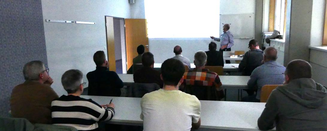 Manfred Seiler gab im Rahmen eines Vortrags am Technologie Centrum Westbayern Einblicke in seine Erfahrungen zur Implementierung von SMART HOME Lösungen 