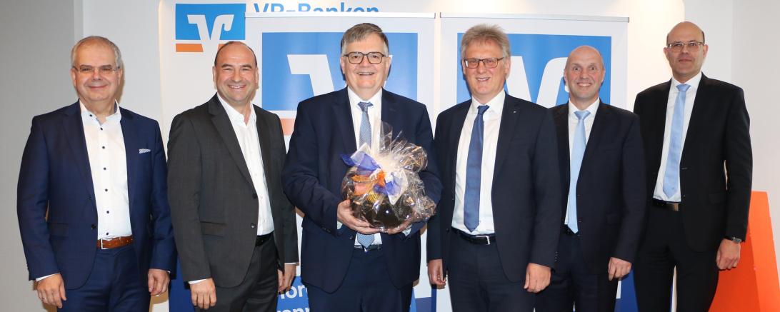 : Umrahmt von seinen Vorstandskollegen aus Donauwörth, Nördlingen und Wemding: Paul Ritter, Kreisverbandsvorsitzender der Volksbanken Raiffeisenbanken von 2015 bis 2024