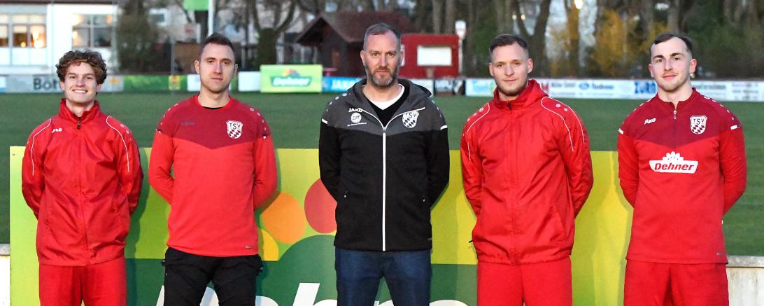 Auf dem Bild von links: Etienne Perfetto, Jannik Schuster, Sportlicher Leiter Jürgen Meissner, Eugen Belousow und Florian Rauh.