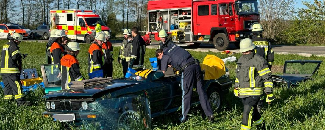 DAs Bild zeigt das verunfallte Fahrzeug