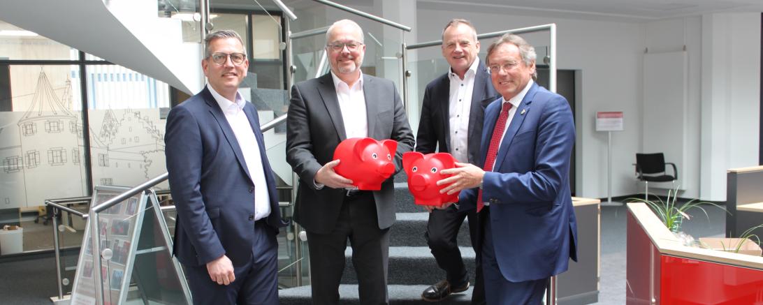 v.l. Vorstandsvorsitzender Nils Niermann, Rains 1. Bgm. Karl Rehm, Vorstandsmitglied Wolfgang Pöppel und Oberbürgermeister Bernhard Gmehling