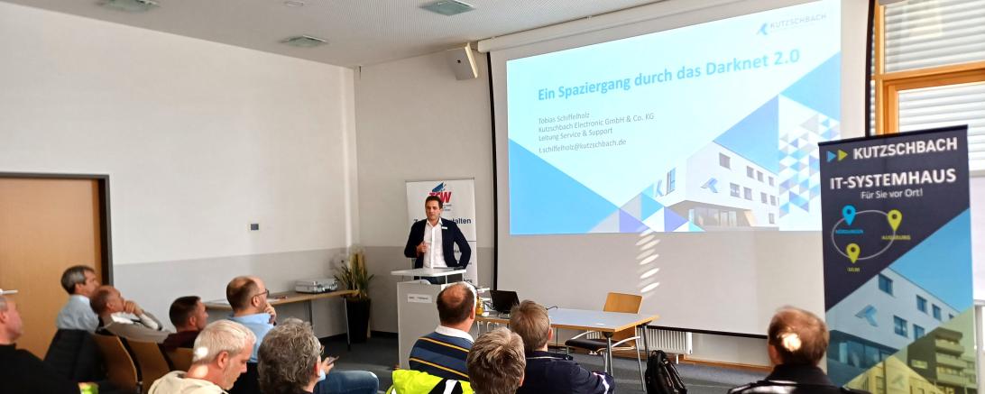 Bildbeschreibung: IT-Spezialist Tobias Schiffelholz (Prokurist & Leiter Technik, Kutzschbach Electronic GmbH & Co. KG) unternahm mit den zahlreichen Teilnehmern einen Ausflug in die Welt des Darknets.